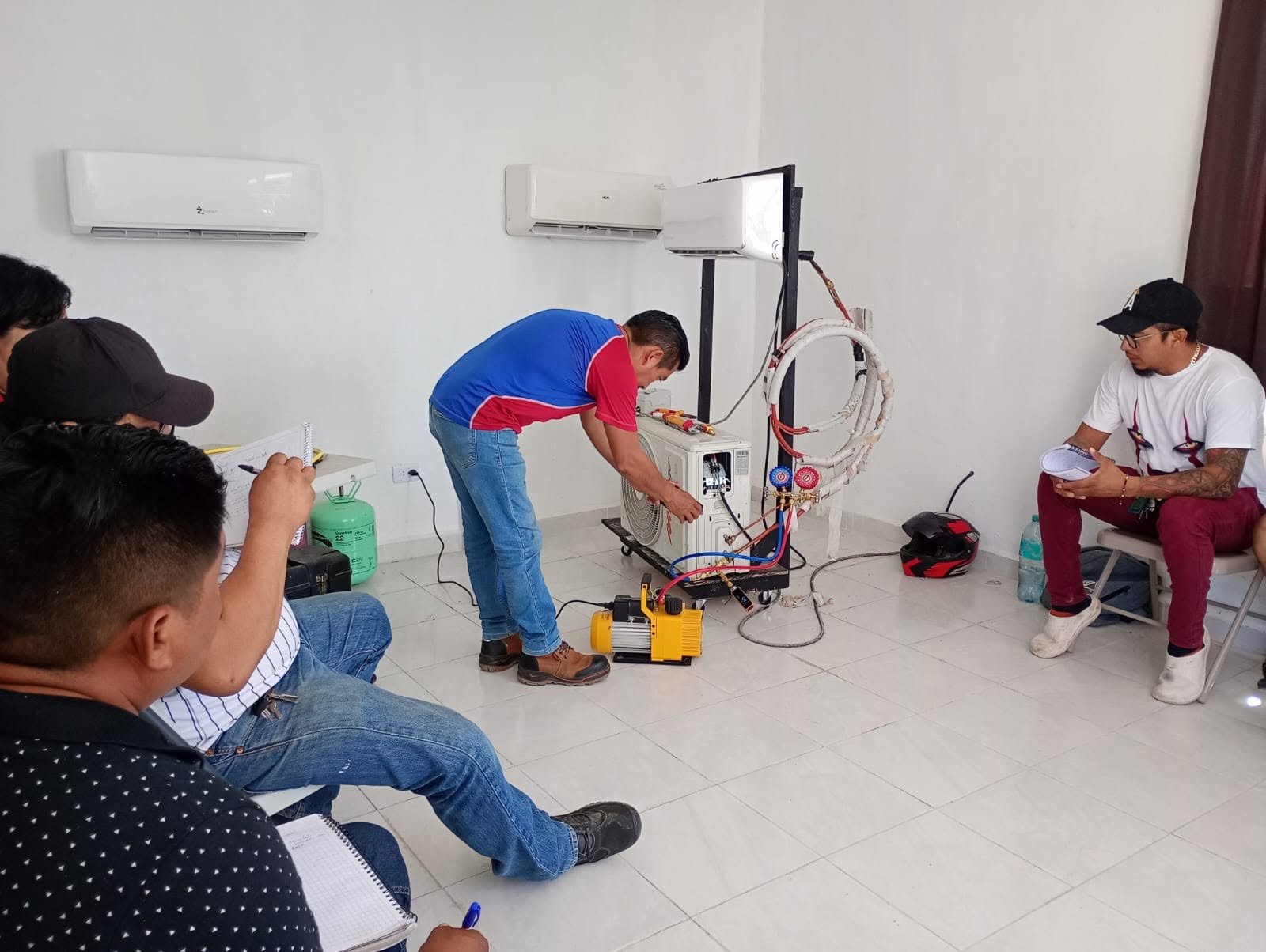 Práctica de instalación de aire acondicionado en CCDY, Mérida