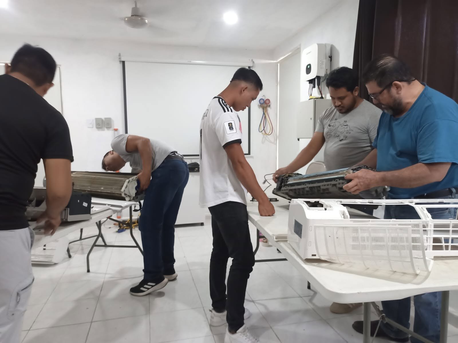 Práctica de mantenimiento de minisplit en CCDY