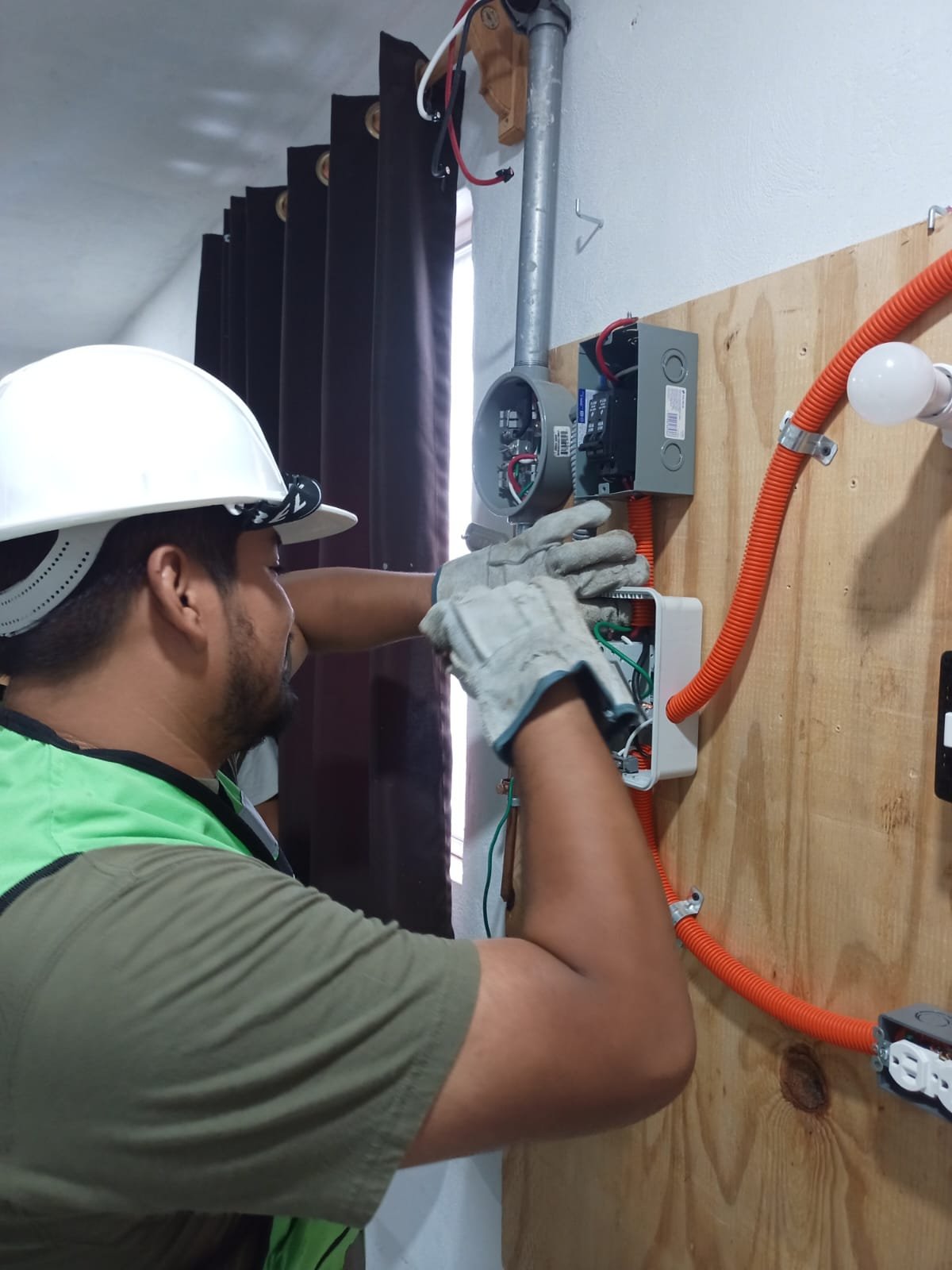 Práctica de electricidad residencial en CCDY, Mérida