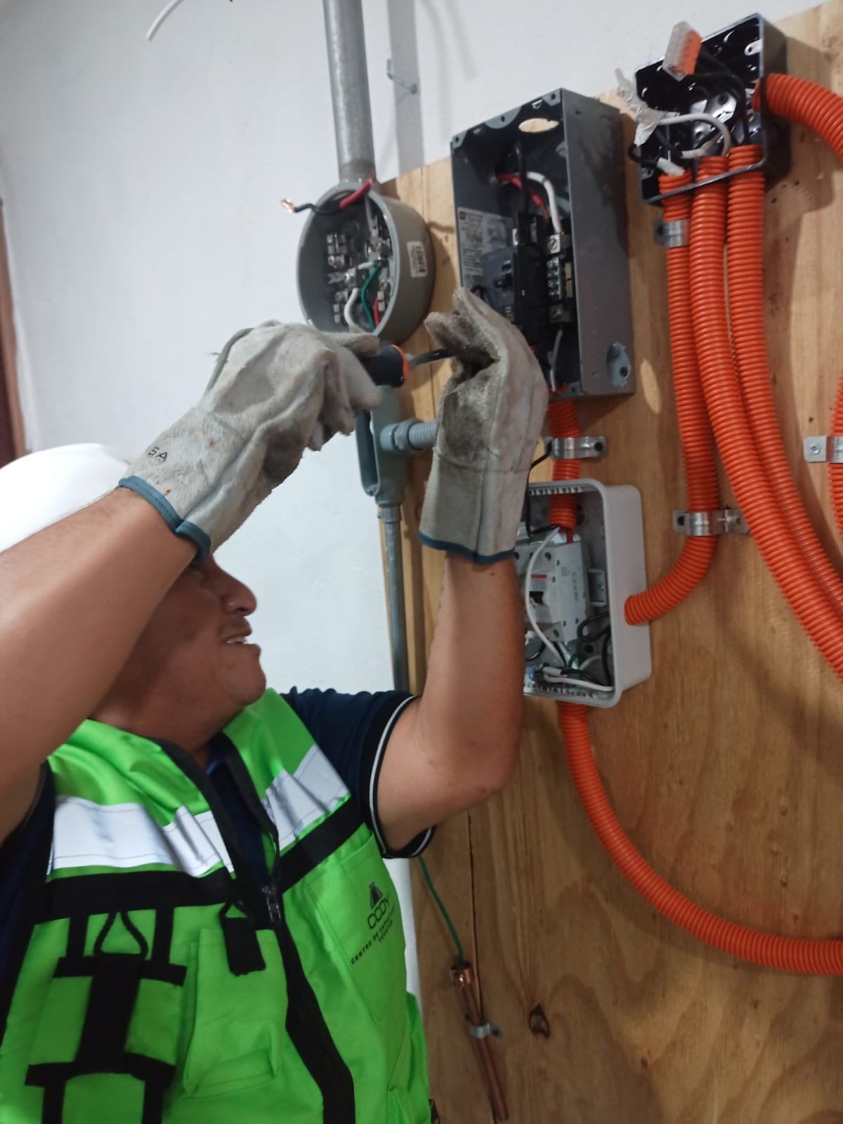 Práctica de conexiones eléctricas en CCDY