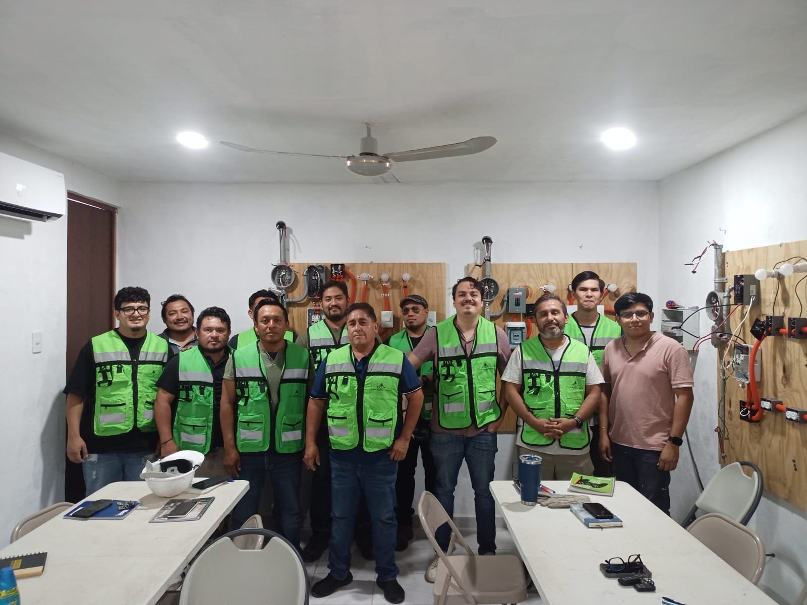 Grupo del curso de electricidad residencial e instalación de cargadores de autos eléctricos en CCDY