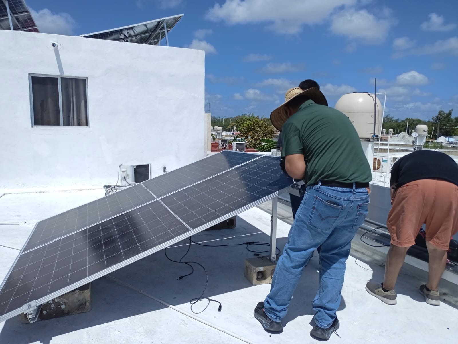 Instalación de paneles solares en CCDY, Mérida