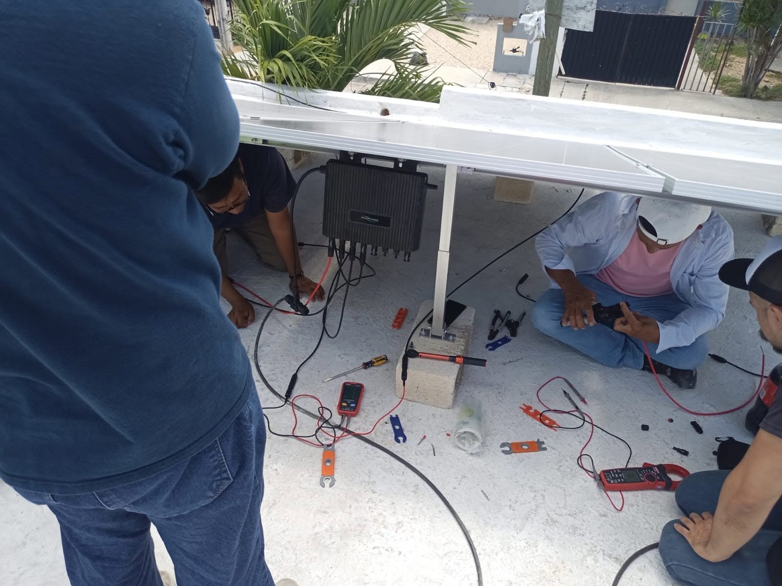 Conexión de sistema fotovoltaico durante práctica