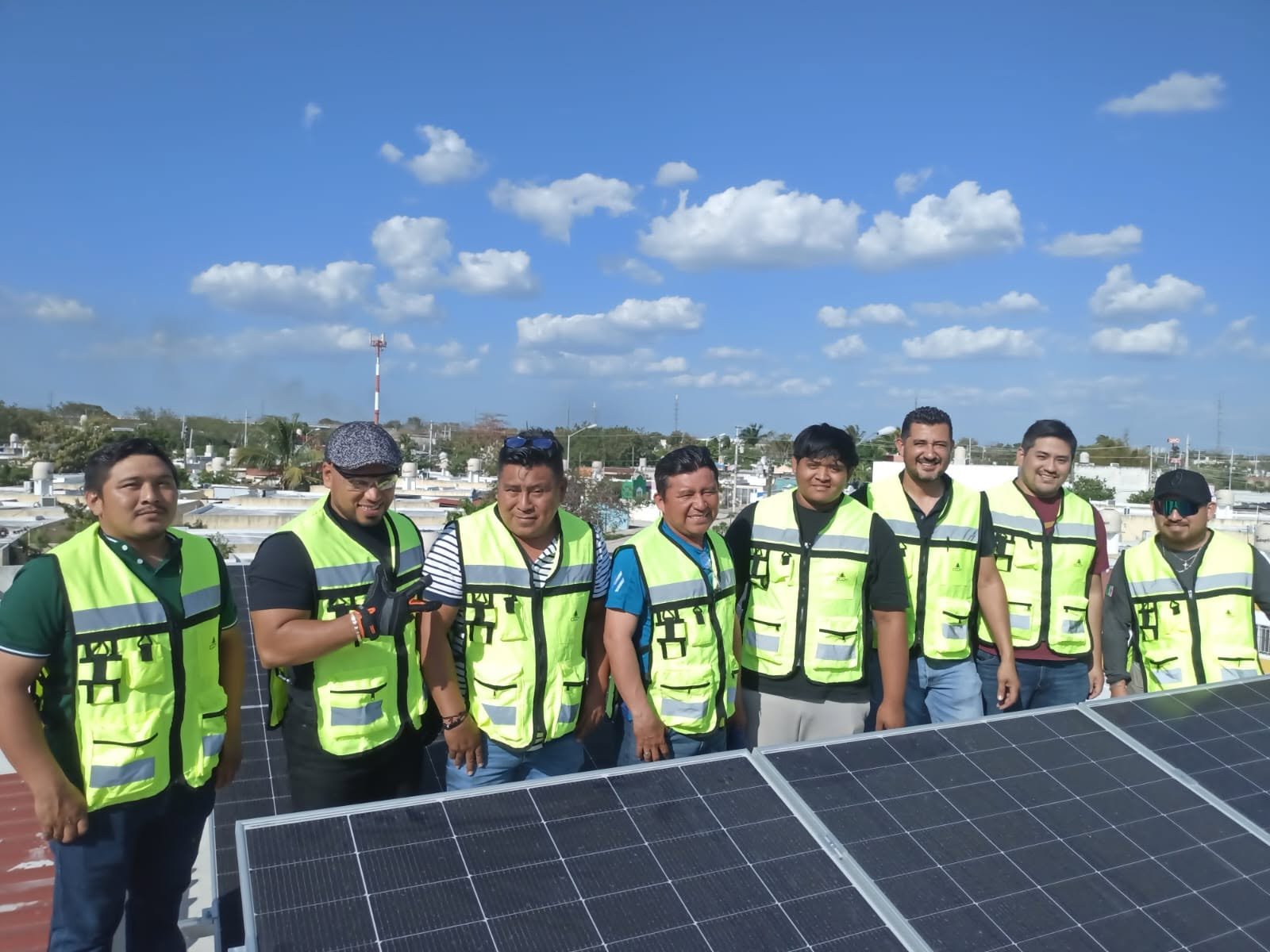 Grupo del curso de sistemas fotovoltaicos en CCDY, Mérida